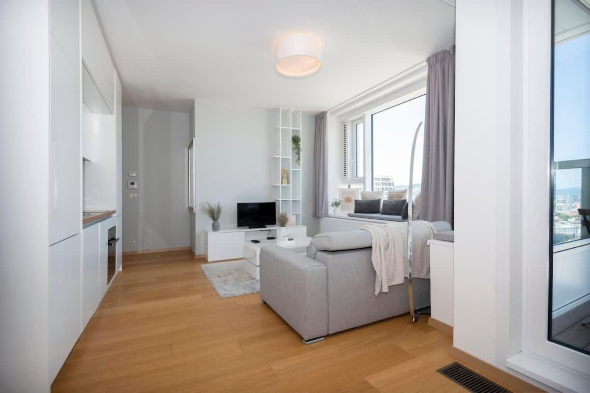Апартаменты Luxury 1Bdrm On The 28Th Floor Братислава Экстерьер фото
